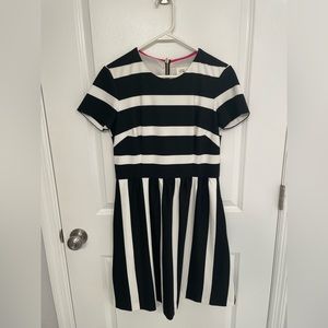Eliza J A-Line dress w pockets ! Black & white! Fitted waist zipper back! Size m